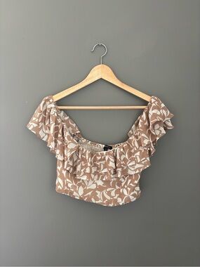 Dynamite Ruffled Off-Shoulder Crop Top in Taupe Floral | Size Small